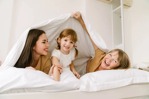 Beyaz Kız Annesi Torunuyla Evde Yatakta Oynuyor — Stok fotoğraf