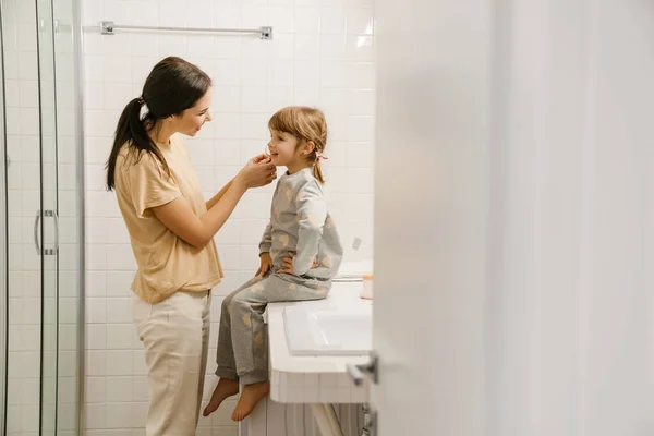Weiße Frau Lächelt Während Sie Heimischen Badezimmer Mit Ihrer Tochter — Stockfoto