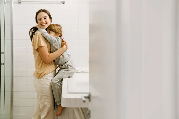 Mulher Branca Sorrindo Enquanto Abraça Sua Filha Banheiro Casa — Fotografia de Stock