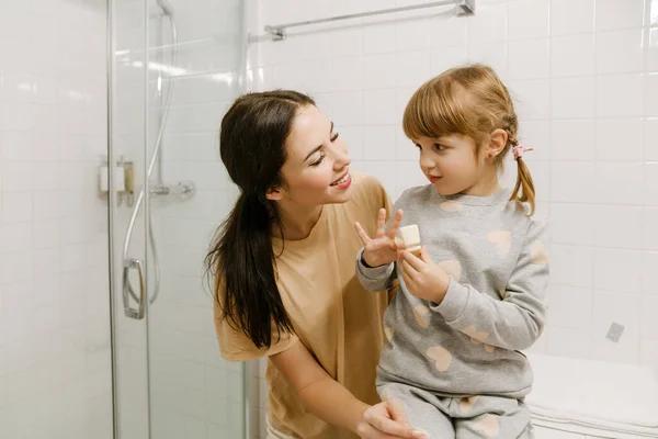 Beyaz Kadın Evde Tuvalette Makyaj Yaparken Gülümsüyor — Stok fotoğraf