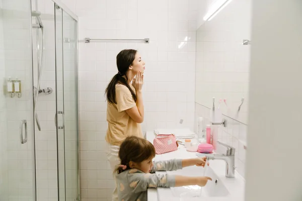Mulher Branca Sua Filha Lavando Juntos Banheiro Casa — Fotografia de Stock