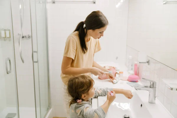 Mulher Branca Sua Filha Escovando Dentes Juntos Banheiro Casa — Fotografia de Stock