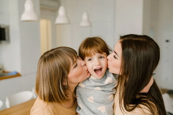 Fehér Anya Unoka Csókolgatják Boldog Gyermeküket Otthon — Stock Fotó