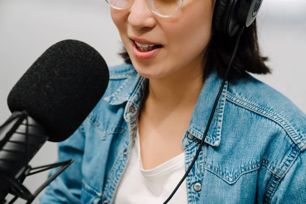 Mooie Vrolijke Jonge Vrouwelijke Radio Host Met Behulp Van Microfoon — Stockfoto