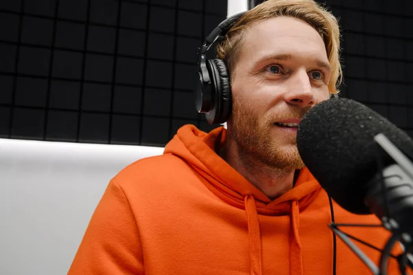 Stüdyoda Yayın Yaparken Mikrofon Kulaklık Kullanan Mutlu Genç Erkek Radyo — Stok fotoğraf