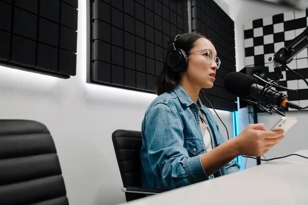 Schöne Glückliche Junge Radiomoderatorin Mit Mikrofon Und Kopfhörer Während Der — Stockfoto