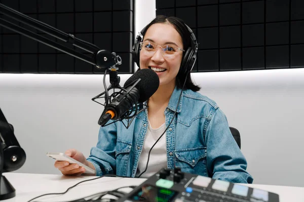 Hermosa Joven Feliz Anfitrión Radio Utilizando Micrófono Auriculares Mientras Transmite —  Fotos de Stock