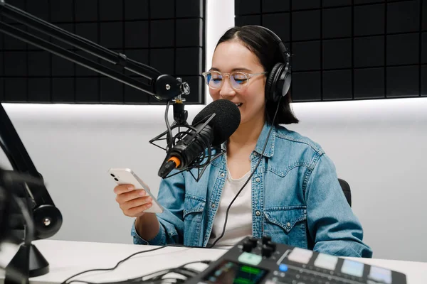 Mooie Vrolijke Jonge Vrouwelijke Radio Host Met Behulp Van Microfoon — Stockfoto