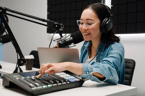 Krásná Šťastná Mladá Žena Rádio Hostitel Pomocí Mikrofonu Mixér Zvuku — Stock fotografie