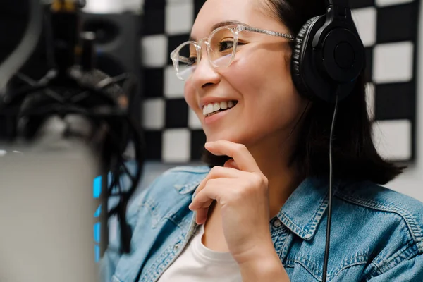 Piękny Szczęśliwy Młody Gospodarz Radiowy Kobieta Pomocą Mikrofonu Słuchawek Podczas — Zdjęcie stockowe