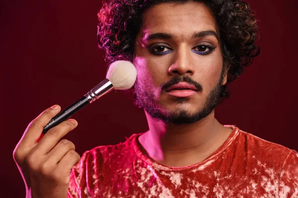 Hombre Joven Con Maquillaje Usando Pincel Polvo Mirando Cámara Aislada — Foto de Stock