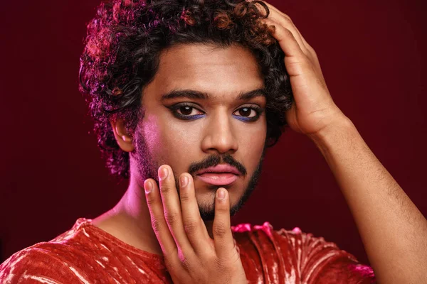 Joven Hombre Rizado Con Maquillaje Posando Mirando Cámara Aislada Sobre — Foto de Stock