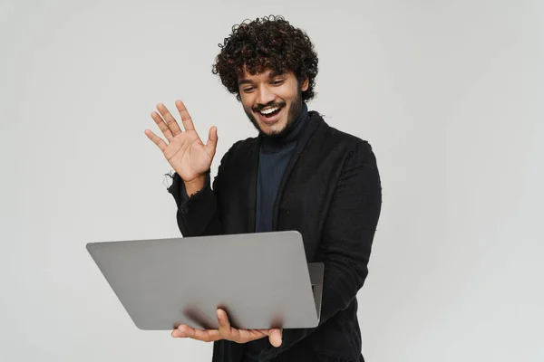 Adulto Jovem Indiano Bonito Encaracolado Homem Acenando Olhando Laptop Sobre — Fotografia de Stock