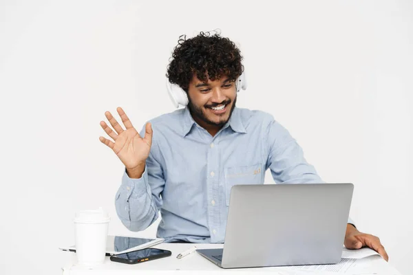 Adulto Indio Sonriendo Rizado Empleado Oficina Saludando Delante Computadora Portátil —  Fotos de Stock