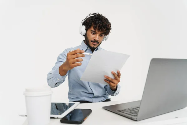 Jovem Indiano Encaracolado Funcionário Escritório Sentado Com Laptop Fones Ouvido — Fotografia de Stock