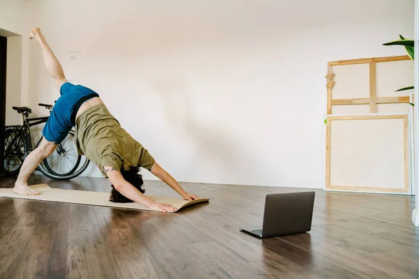 White Man Doing Exercise Yoga Practice Laptop Home — Stock Photo, Image