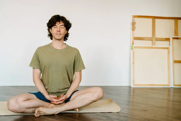 White Man Wearing Shorts Meditating Yoga Practice Home — Stock Photo, Image