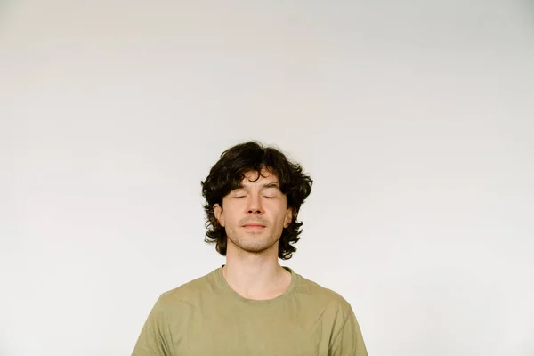 家でヨガの練習中にTシャツの瞑想を着て白人男性 — ストック写真