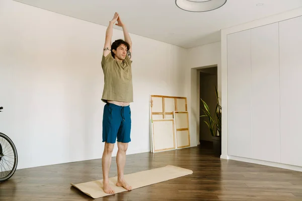 White Man Wearing Shorts Doing Exercise Yoga Practice Home — Stock Photo, Image