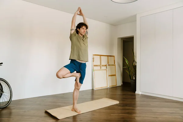 Homem Branco Usando Shorts Fazendo Exercício Durante Prática Ioga Casa — Fotografia de Stock