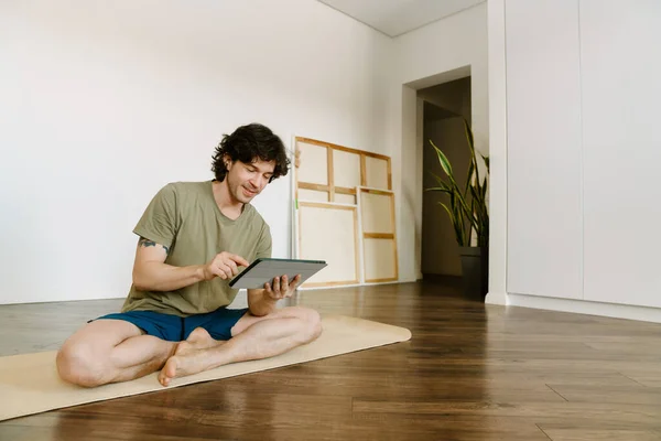 White Man Using Tablet Computer Yoga Practice Home — Stock Photo, Image