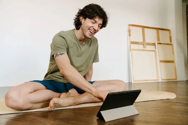 Bílý Muž Používající Tablet Během Cvičení Jógy Doma — Stock fotografie