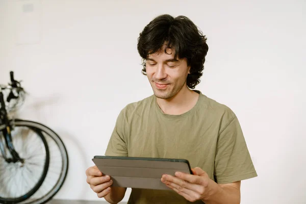 Uomo Bianco Sorridente Utilizzando Tablet Mentre Trascorrere Del Tempo Casa — Foto Stock