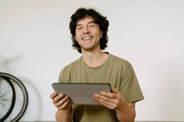 Blanke Man Lachen Het Gebruik Van Tablet Terwijl Het Doorbrengen — Stockfoto