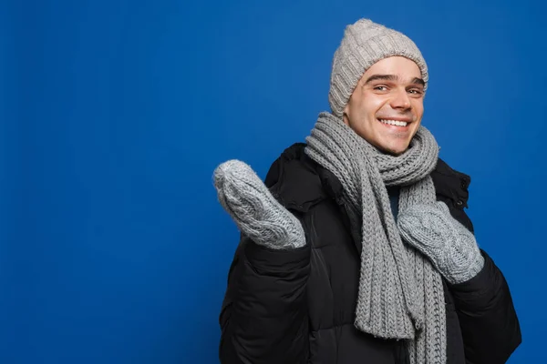 Giovane Uomo Bianco Che Indossa Vestiti Invernali Sorridendo Alla Fotocamera — Foto Stock