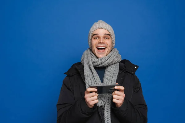 Kışlık Kıyafetler Giyen Genç Beyaz Bir Adam Cep Telefonu Kullanıyor — Stok fotoğraf