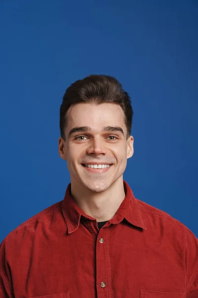 Junger Weißer Mann Hemd Lächelt Und Blickt Vereinzelt Die Kamera — Stockfoto