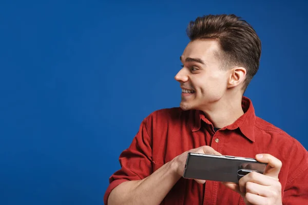 Heyecanlı Beyaz Adam Mavi Arka Planda Izole Edilmiş Cep Telefonuyla — Stok fotoğraf