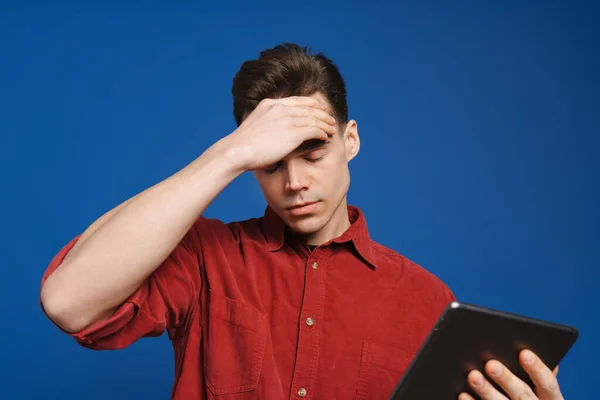 Młody Biały Człowiek Bólem Głowy Pomocą Komputera Tabletki Izolowane Niebieskim — Zdjęcie stockowe
