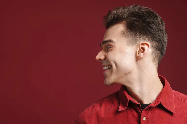 Jonge Blanke Man Dragen Shirt Glimlachen Kijken Opzij Geïsoleerd Rode — Stockfoto