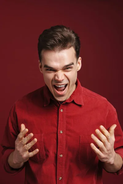 Młody Biały Człowiek Koszuli Gestykulując Krzycząc Kamery Odizolowany Czerwonym Tle — Zdjęcie stockowe