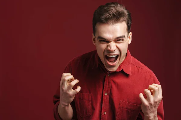 Jonge Blanke Man Draagt Gebaar Geschreeuw Camera Geïsoleerd Rode Achtergrond — Stockfoto