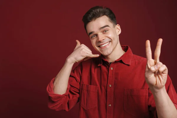 Jonge Blanke Man Draagt Shirt Gebaren Glimlachen Camera Geïsoleerd Rode — Stockfoto