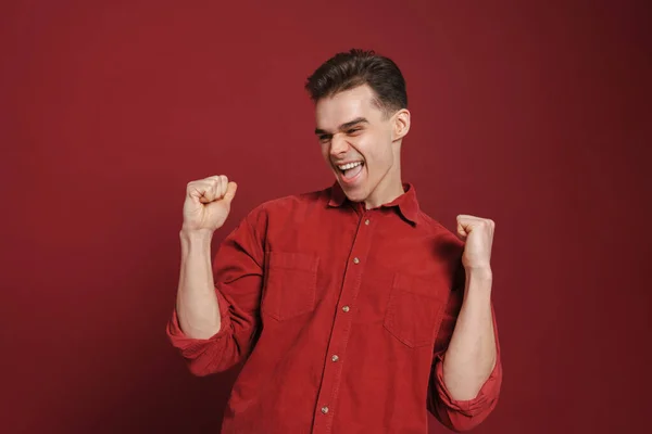 Mladý Vzrušený Muž Košili Křičí Gestikulace Izolované Přes Červené Pozadí — Stock fotografie