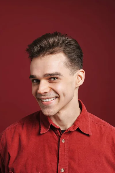 Młody Biały Człowiek Koszuli Uśmiecha Się Patrząc Aparat Odizolowany Czerwonym — Zdjęcie stockowe