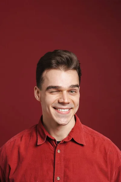 Młody Biały Mężczyzna Koszuli Mruga Uśmiecha Się Kamery Odizolowany Czerwonym — Zdjęcie stockowe
