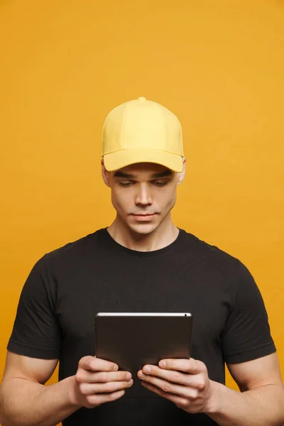 Sarı Arkaplan Üzerinde Izole Edilmiş Tablet Bilgisayar Kullanan Genç Beyaz — Stok fotoğraf