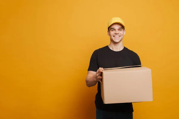 Young Delivery Man Smiling While Posing Cardboard Box Isolated Yellow — Stock Photo, Image