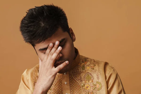 Junge Brünette Indische Mann Bedeckt Sein Gesicht Mit Der Hand — Stockfoto
