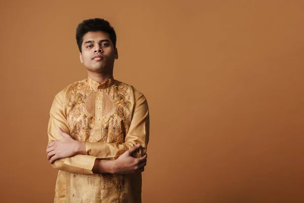 Ung Brunett Indian Man Stående Med Armarna Vikta Isolerade Över — Stockfoto