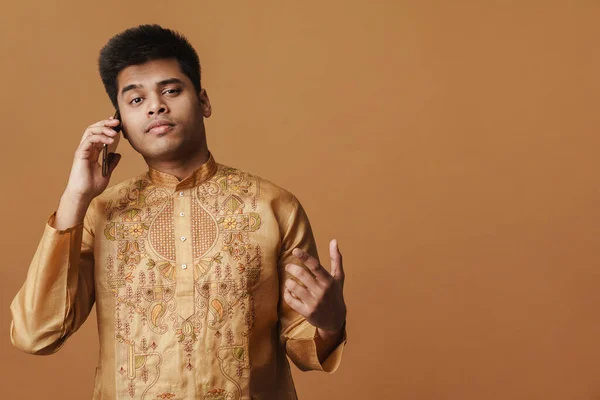 Молодой Брюнетка Индийский Мужчина Разговаривает Мобильному Телефону Изолированы Желтом Фоне — стоковое фото