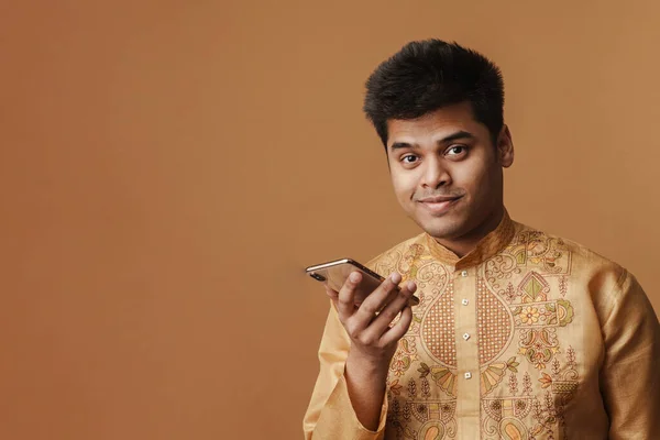 Ung Brunett Indian Man Ler Och Håller Mobiltelefon Isolerad Över — Stockfoto
