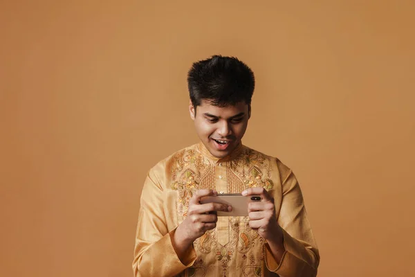 Ung Brunett Indian Man Ler Och Använder Mobiltelefon Isolerad Över — Stockfoto