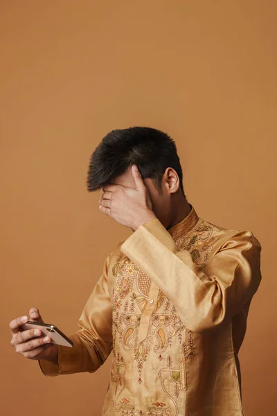 Ung Brunett Indian Man Som Håller Mobiltelefon Och Täcker Sina — Stockfoto