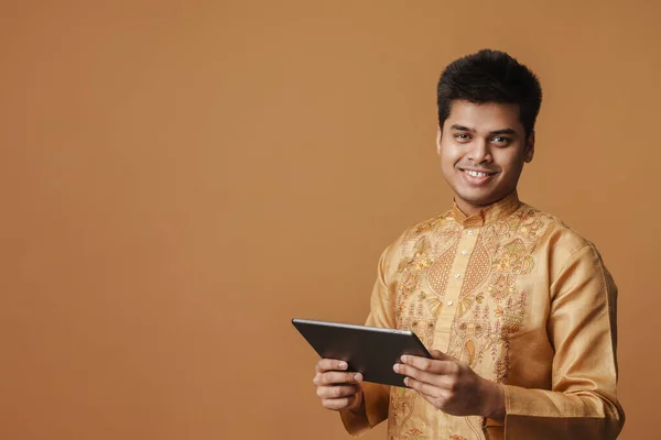 Ung Brunett Indian Man Ler Och Hålla Tablett Dator Isolerad — Stockfoto