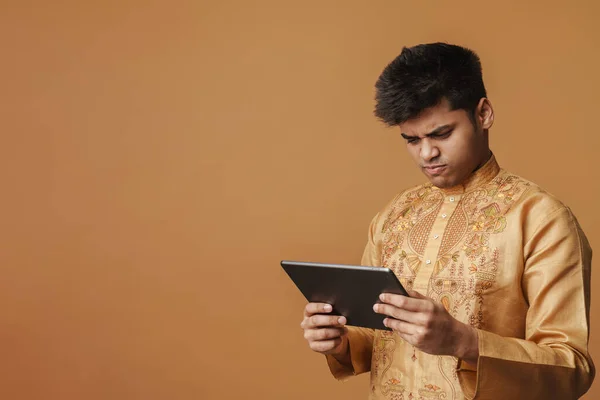 Ung Brunett Indian Man Som Håller Och Tittar Tablett Dator — Stockfoto